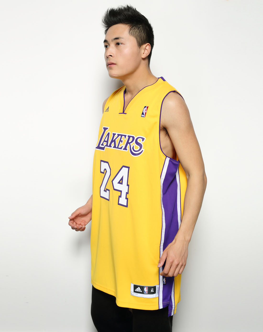 男子黄色篮球衣