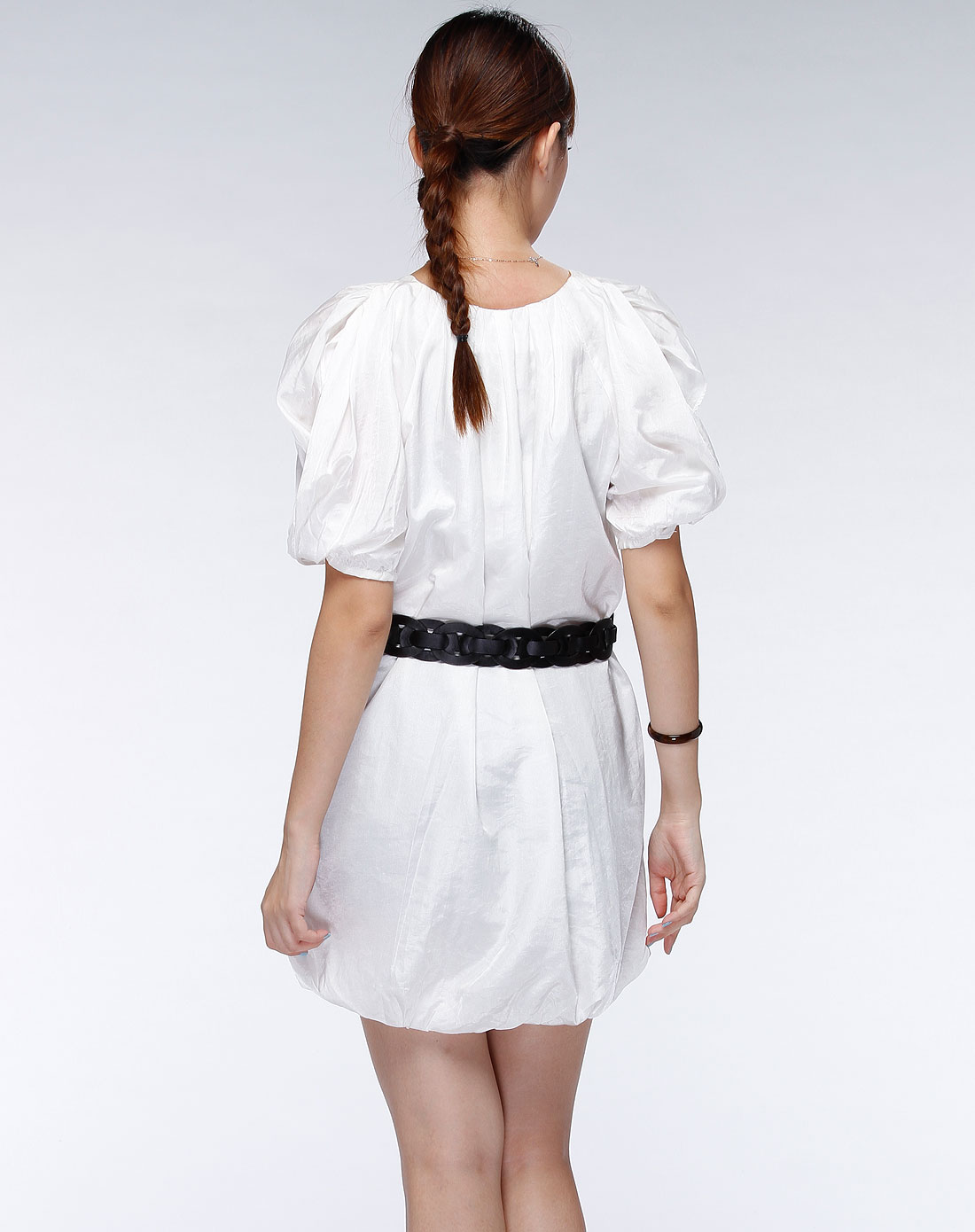 银白色皱褶圆领短袖连衣裙