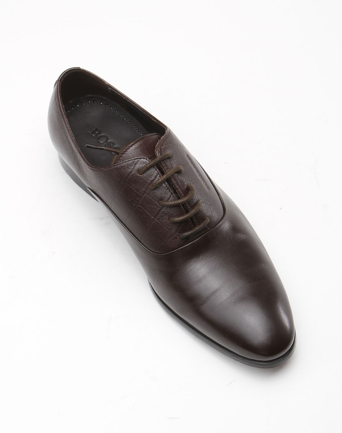 咖啡色系带时尚皮鞋