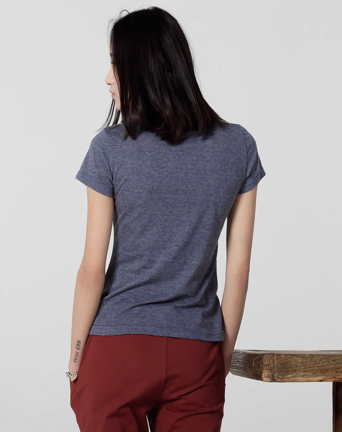 灰蓝色贴布绣短袖t恤