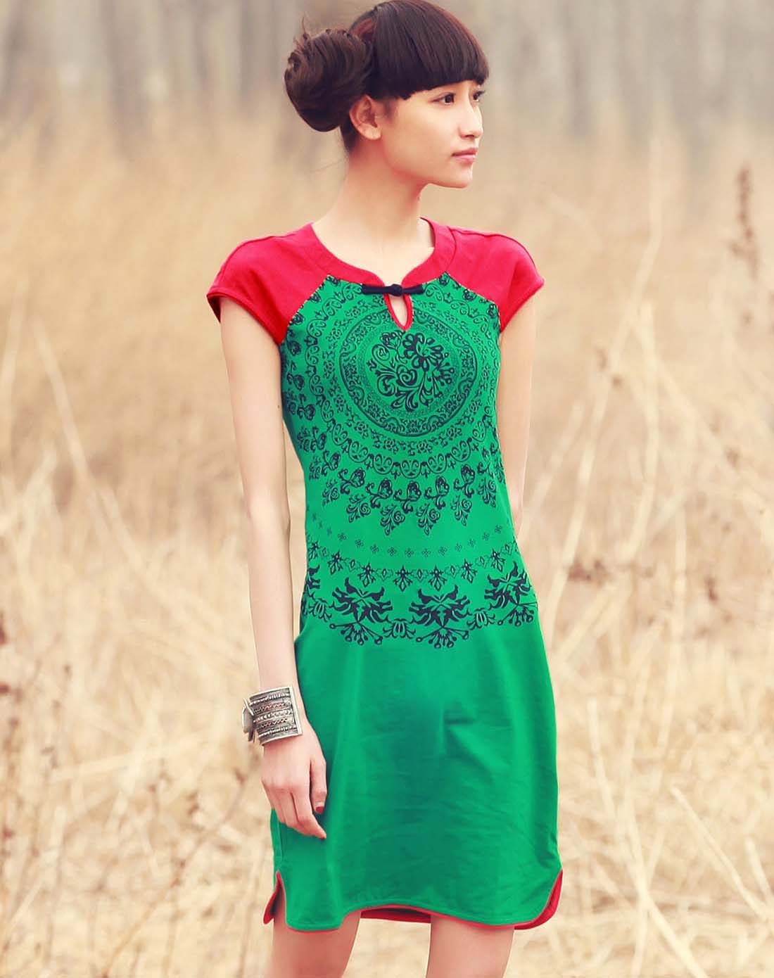 红绿短袖连衣裙