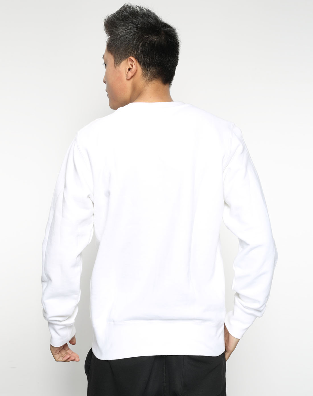 男子白色套头衫