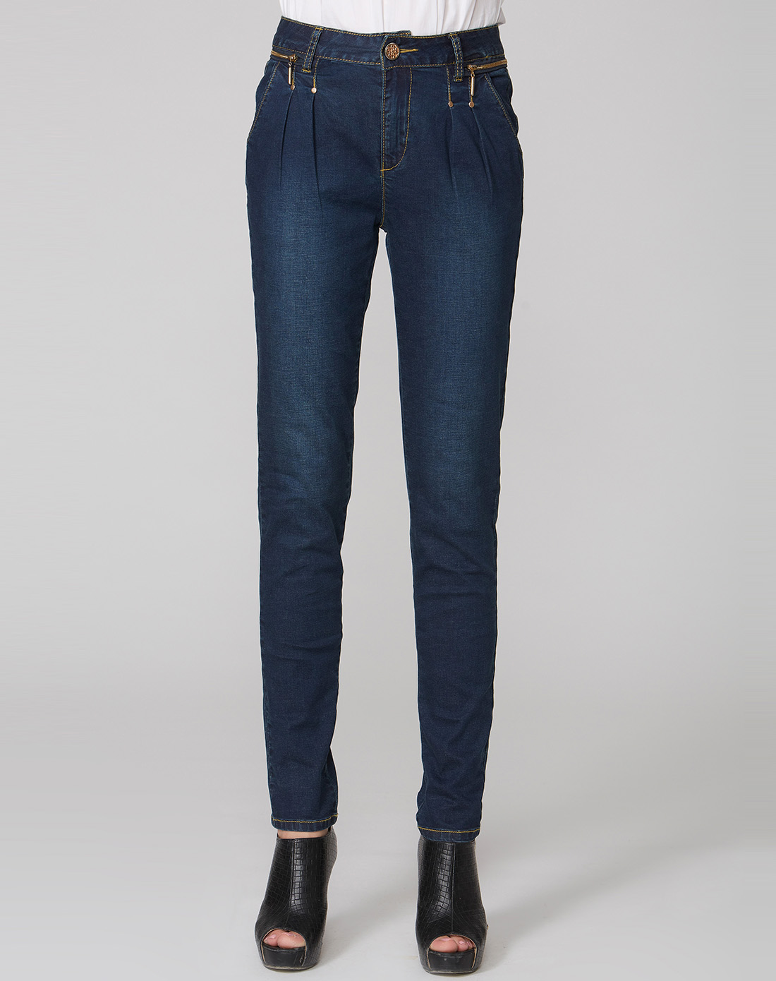 蓝色拉链装饰牛仔裤