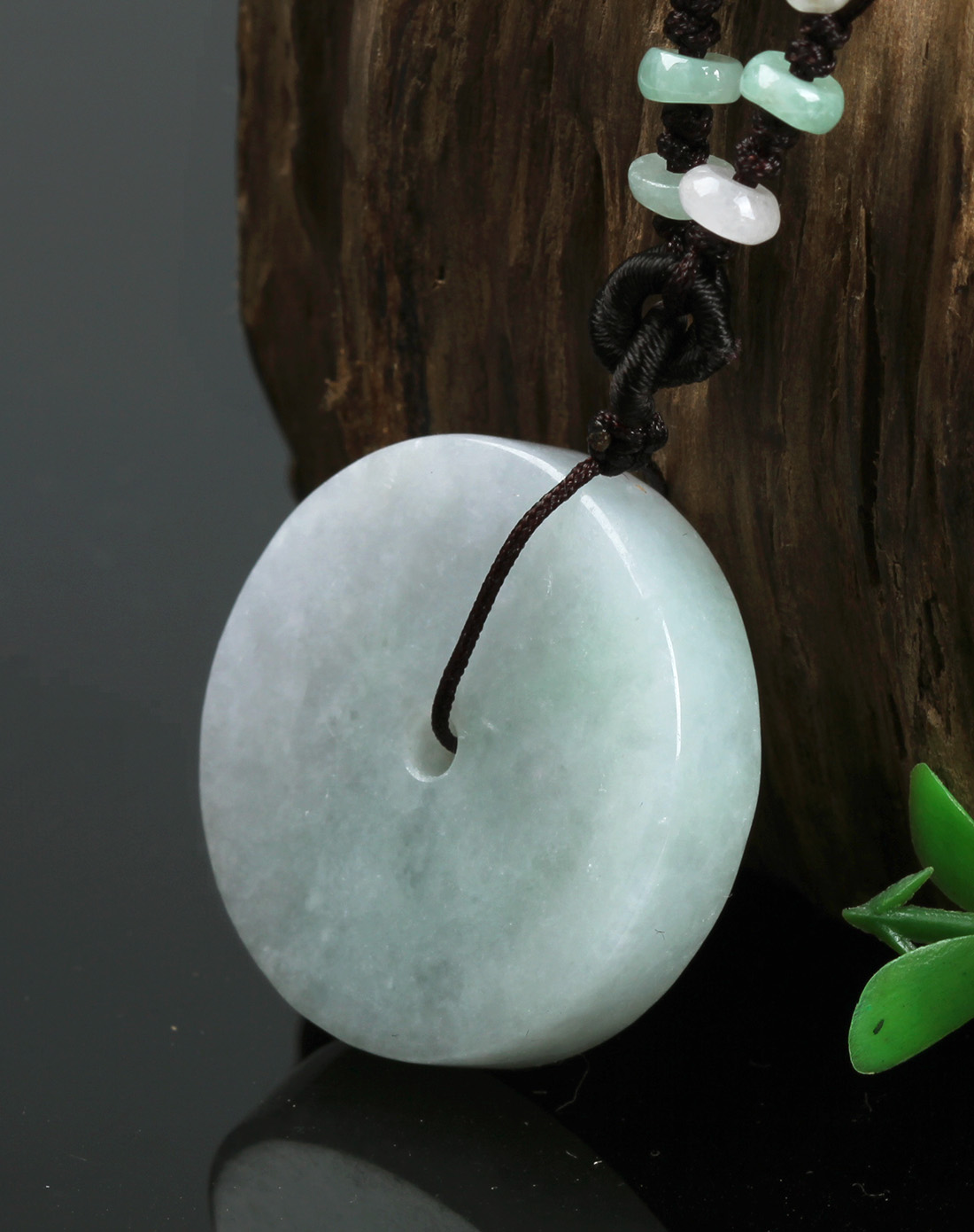 中性浅绿天然翡翠豆种平安扣吊坠 附证书