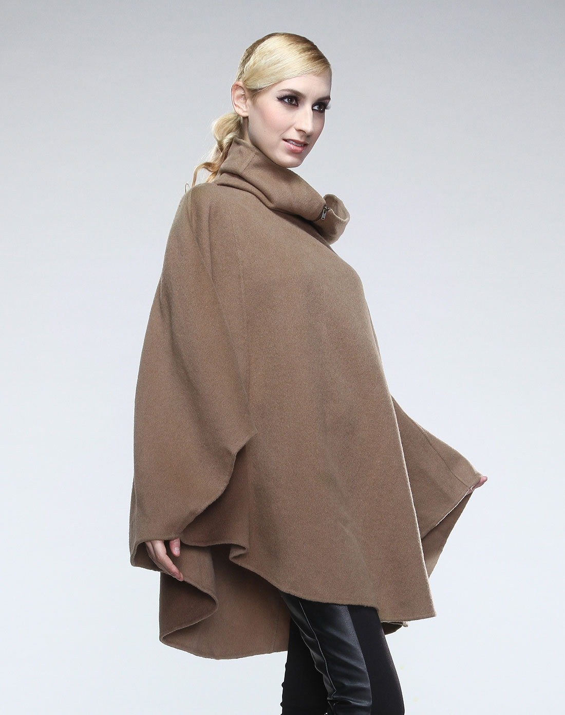 经典潮流浅驼色羊绒斗篷式上衣
