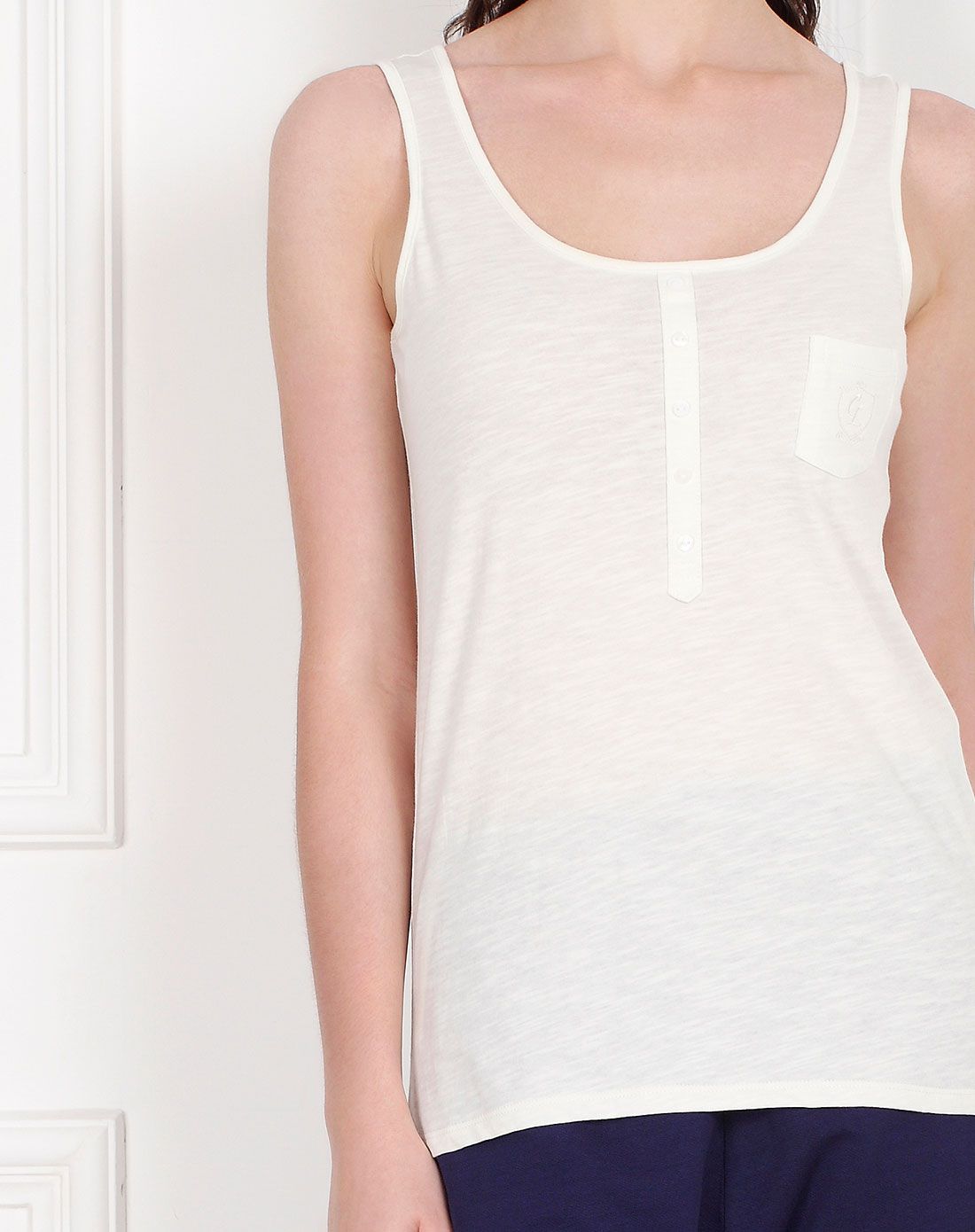 浅米白色百搭舒适休闲背心