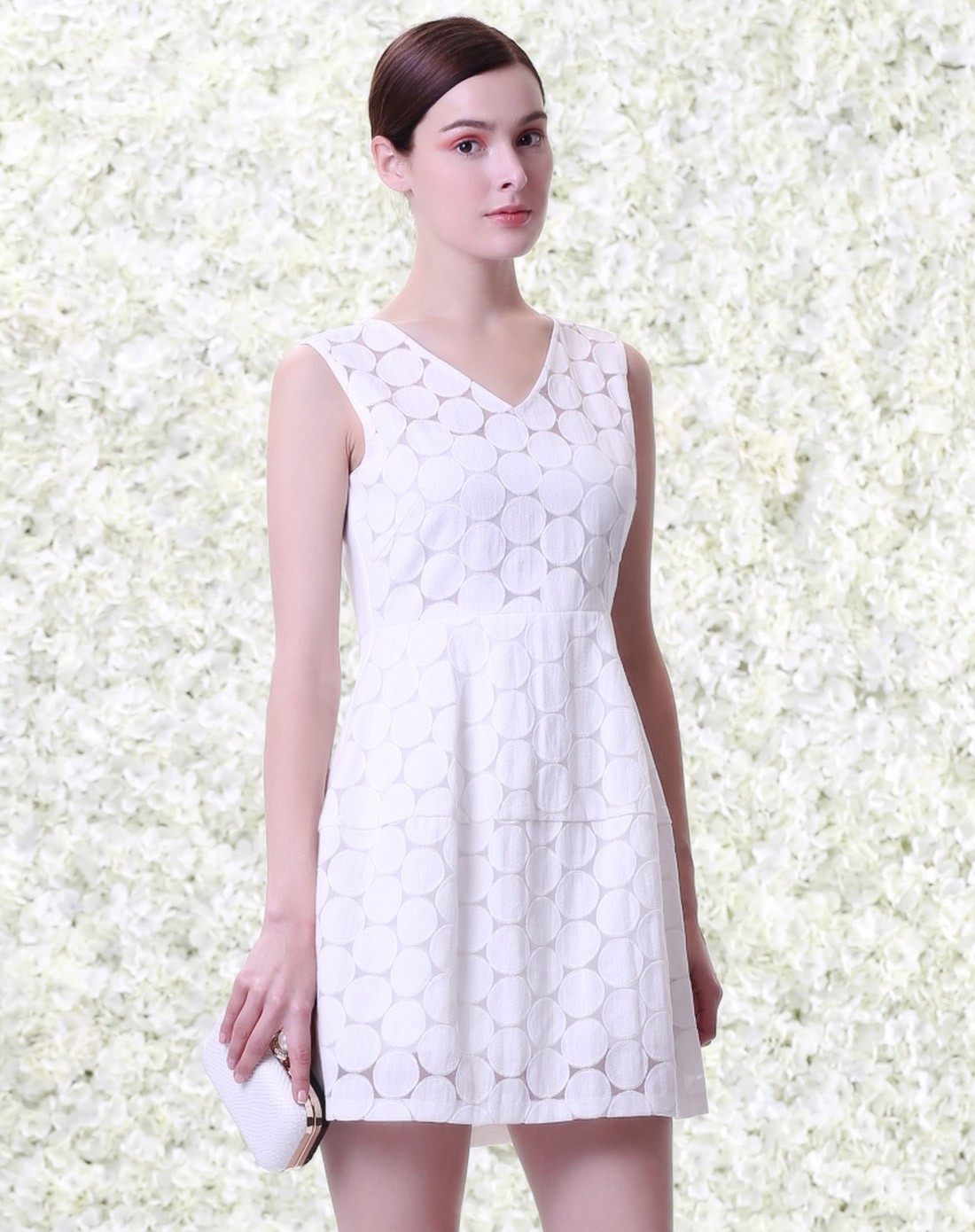 女白色波点图案收腰无袖连衣裙