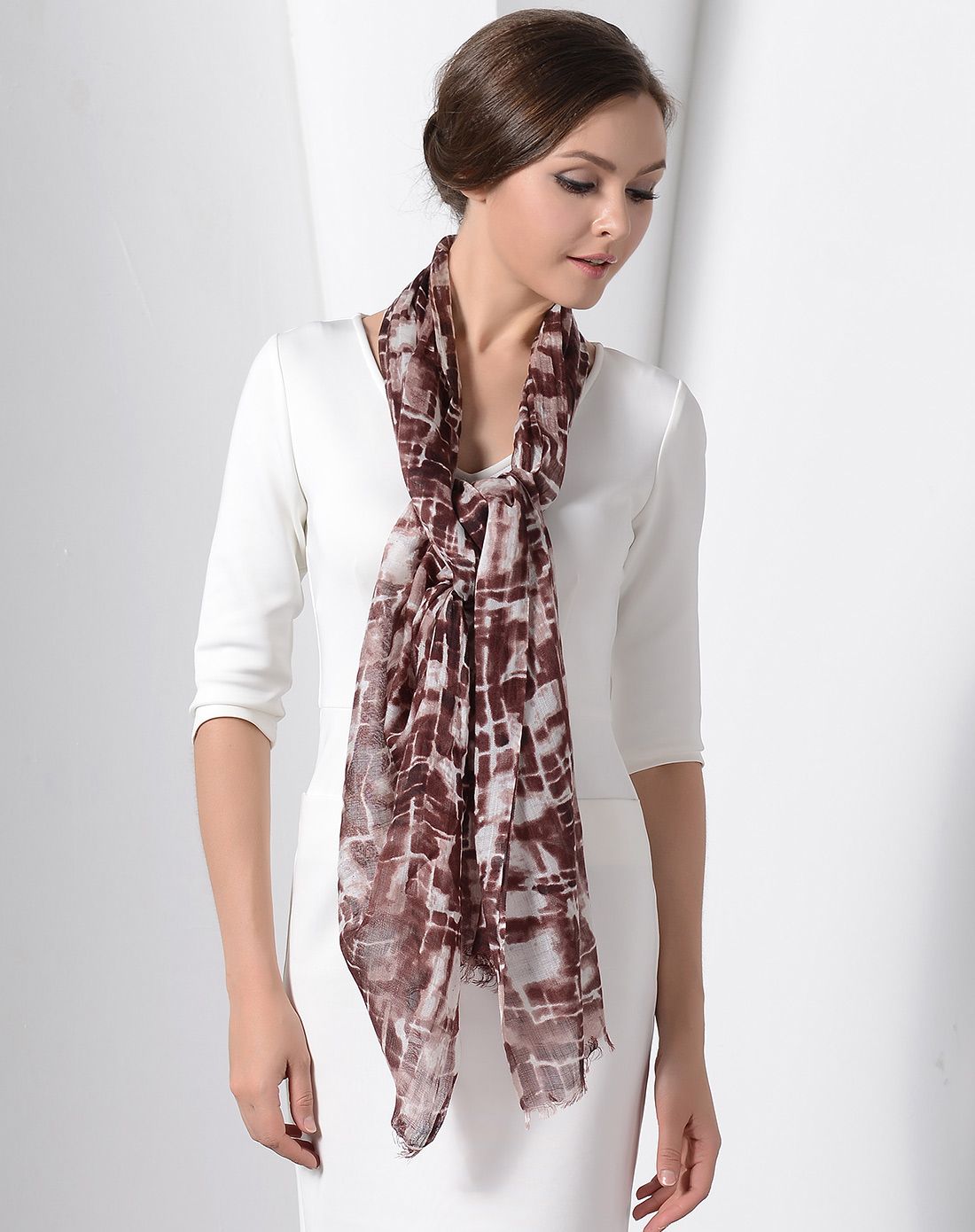 女士咖啡色时尚炫彩印图薄款围巾披肩