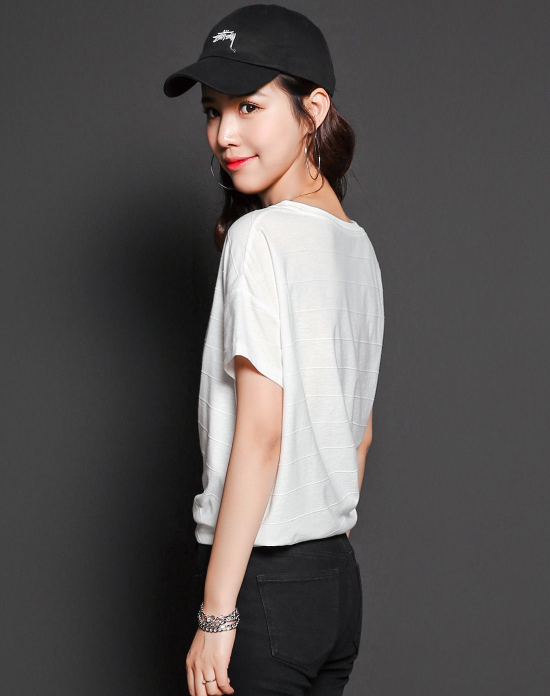 白色 侧开叉圆领落肩袖t恤