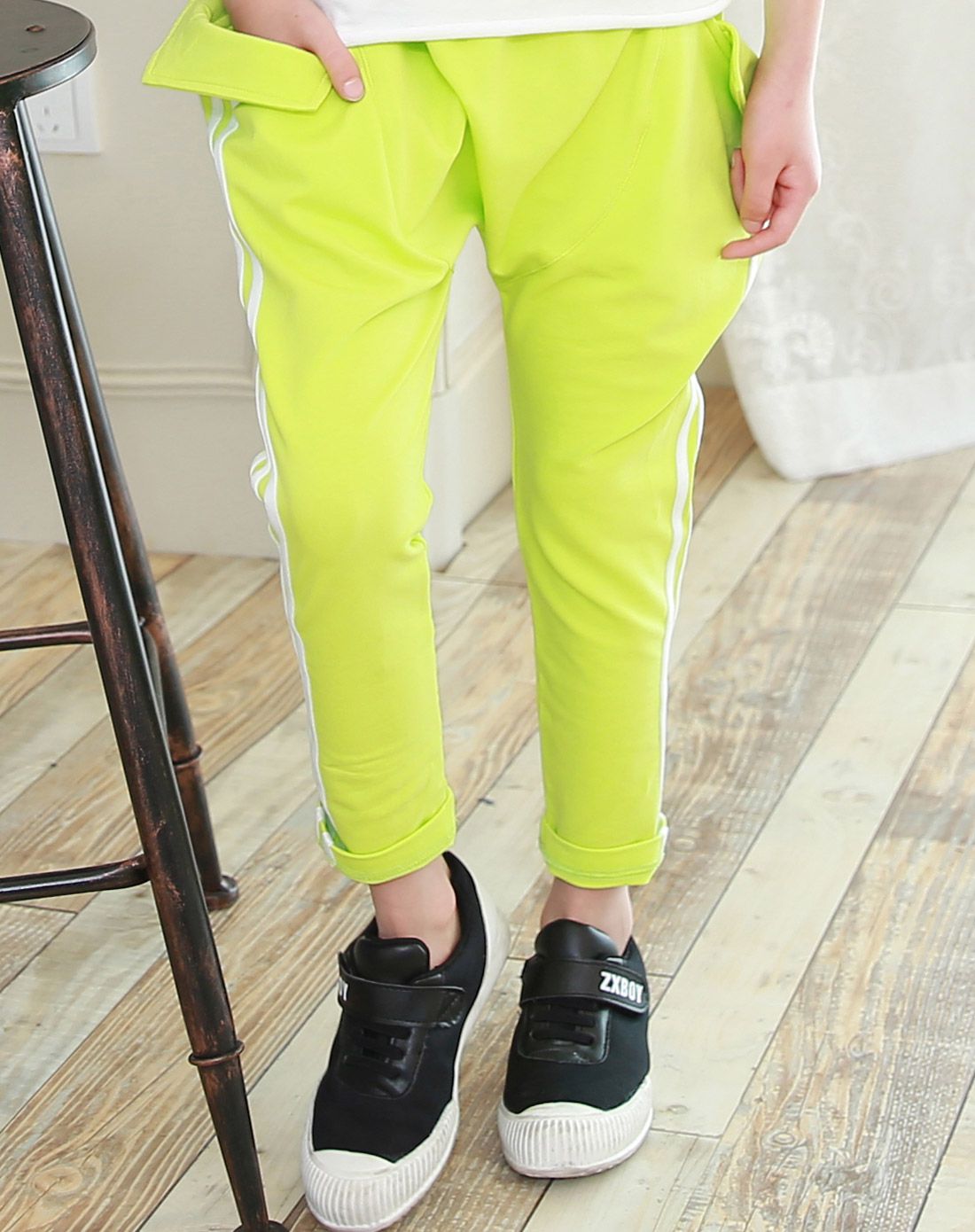 左西男童荧光黄休闲裤