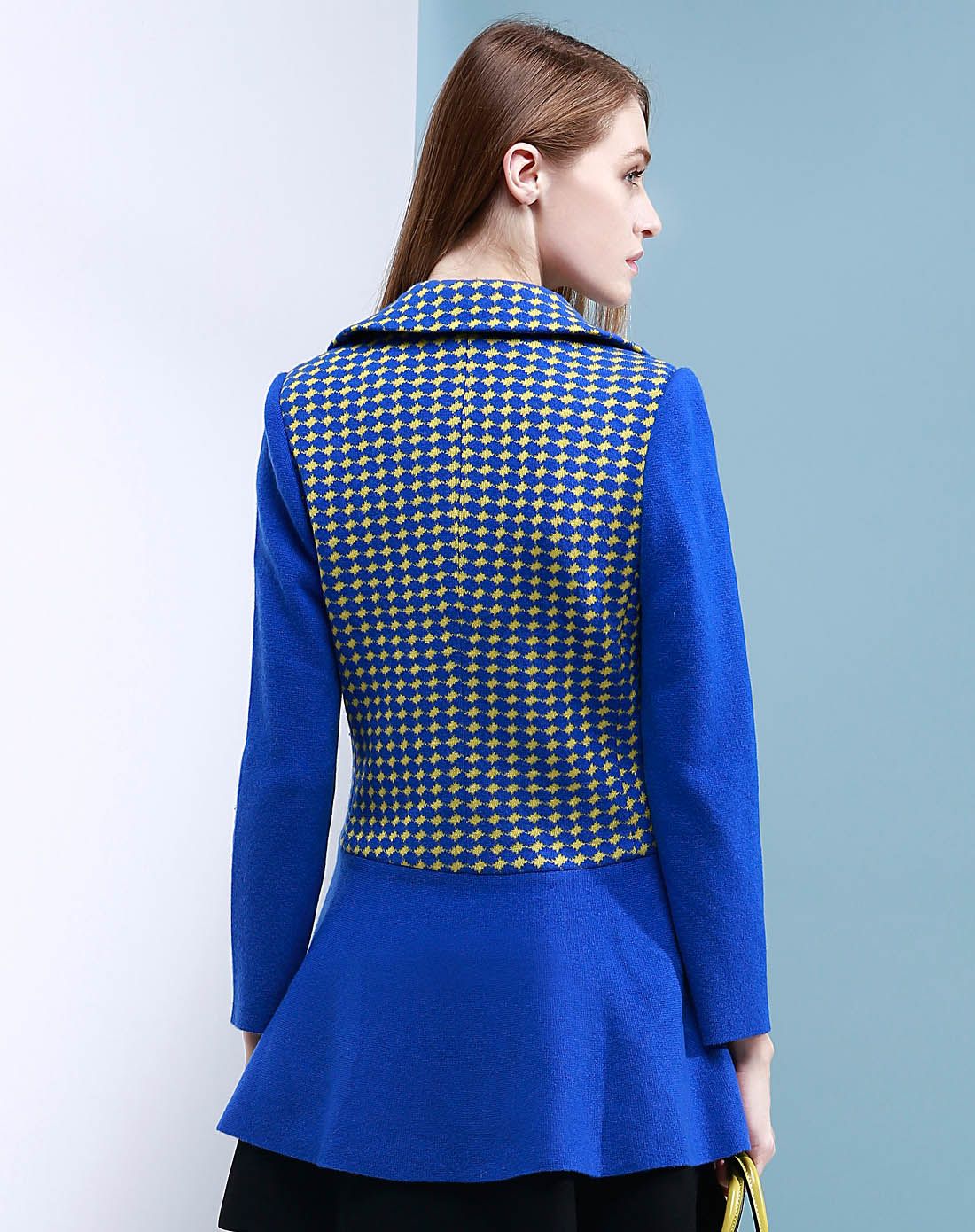 蓝色时尚中长款格子大衣