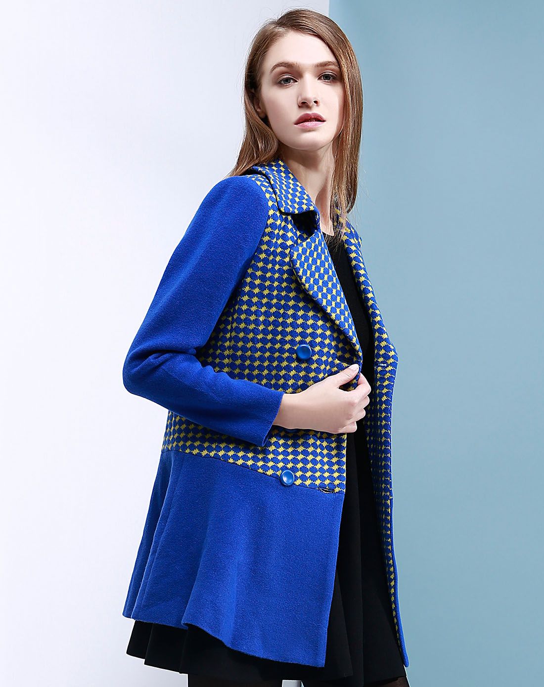 蓝色时尚中长款格子大衣