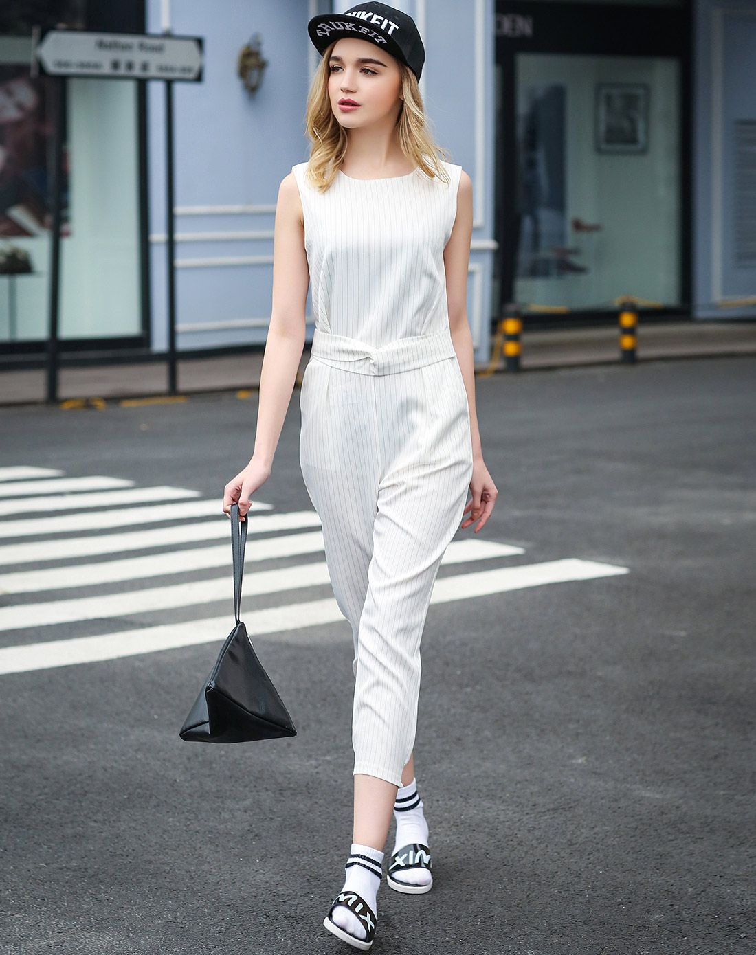 白色气质无袖连衣裤