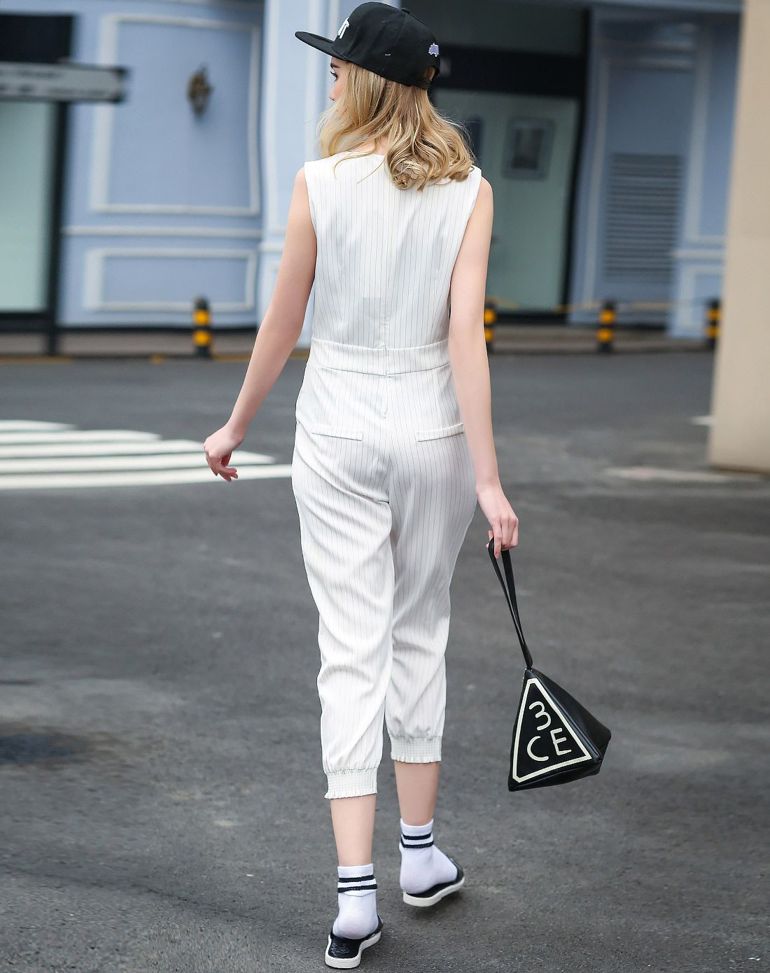 白色气质无袖连衣裤