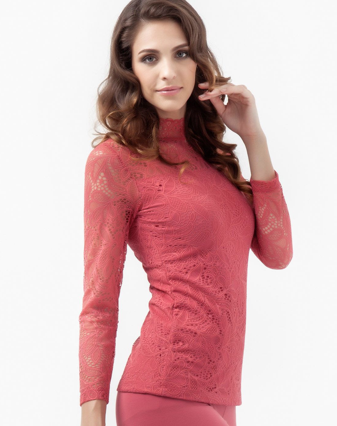 洋红色高领保暖上衣