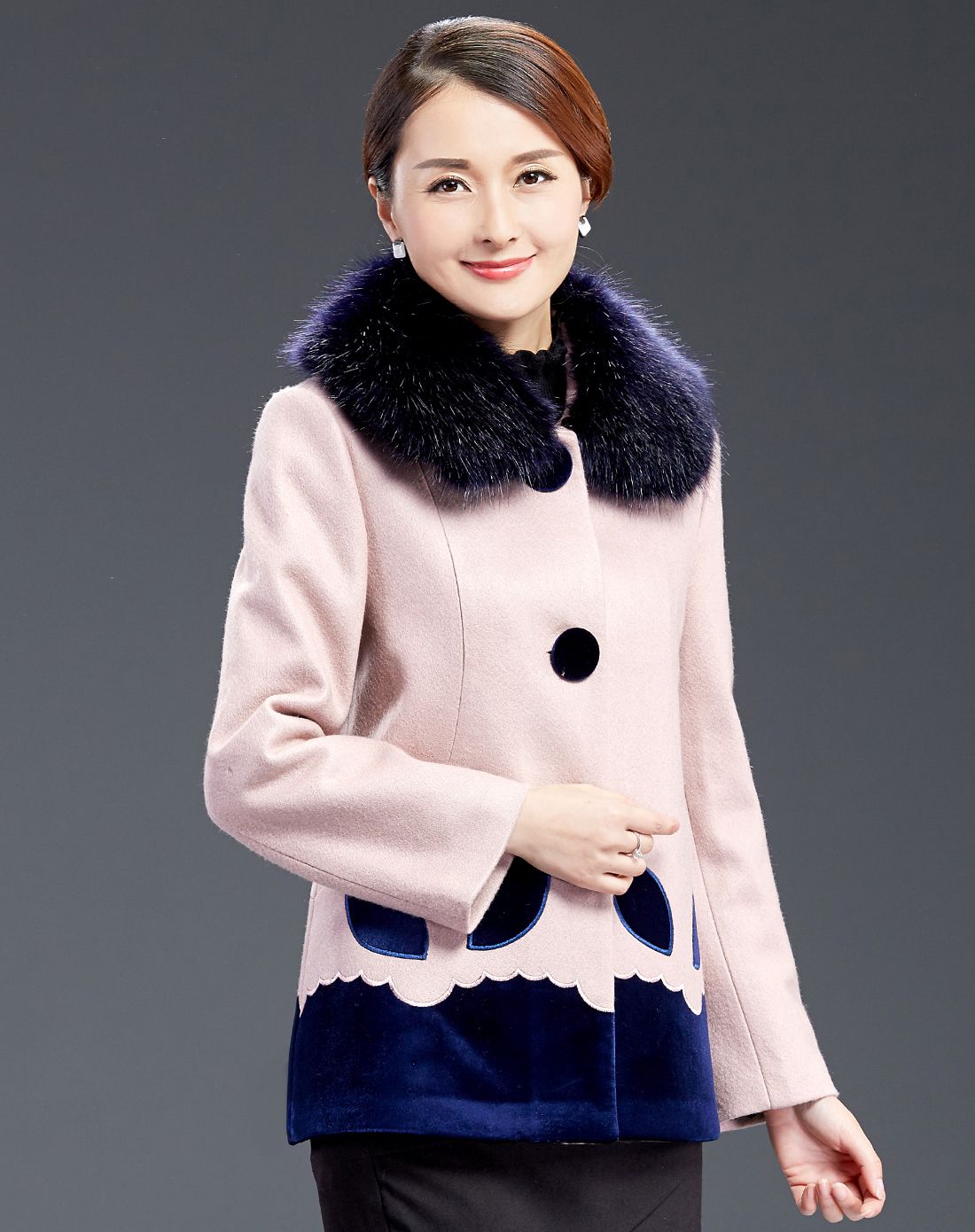 浅豆沙色毛领树叶片大衣