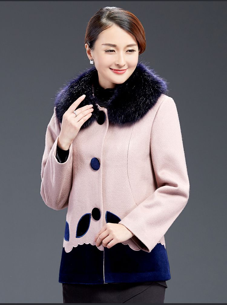 浅豆沙色毛领树叶片大衣