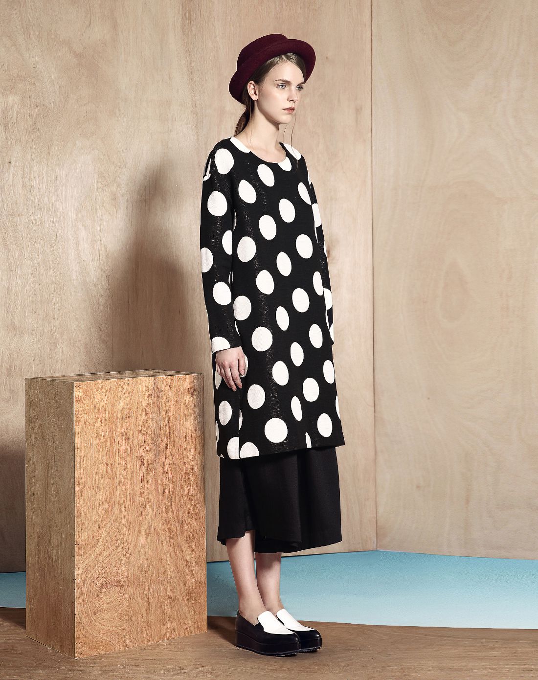 噢姆aum女装专场 黑白色圆领大波点连衣裙