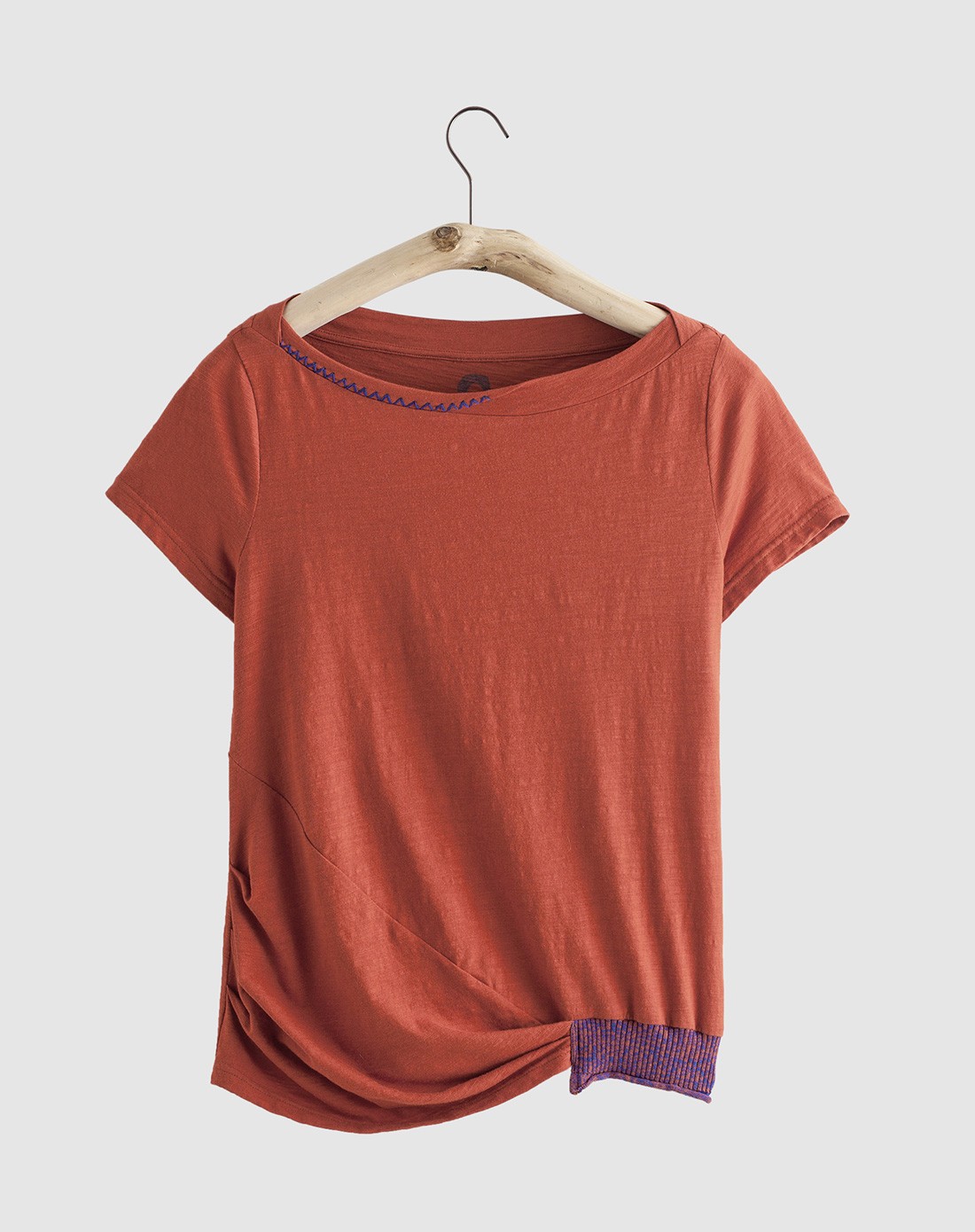 铁锈红撞色t恤