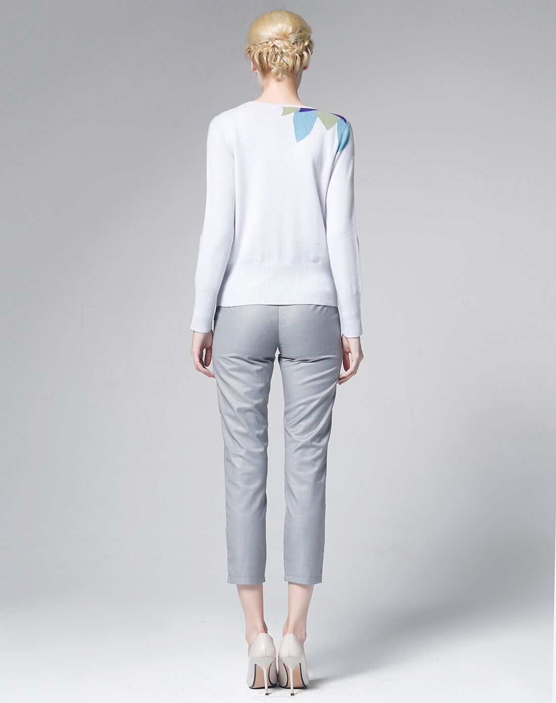 女式浅银灰大圆领提花女套衫