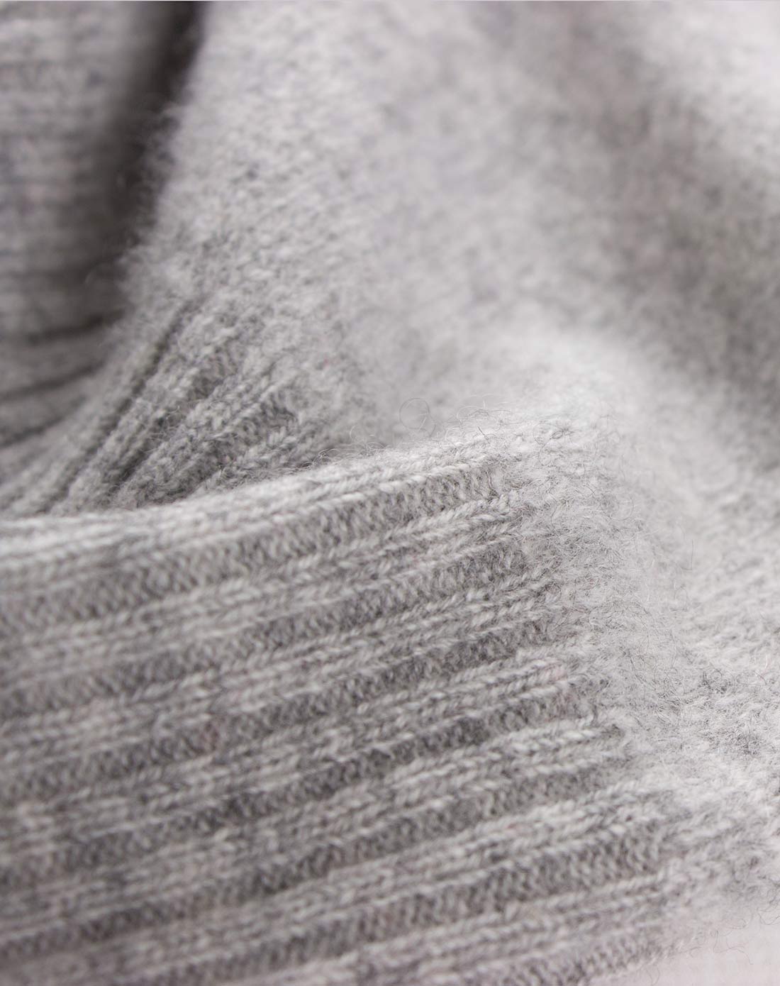 女式冰灰色100%山羊绒圆领套衫