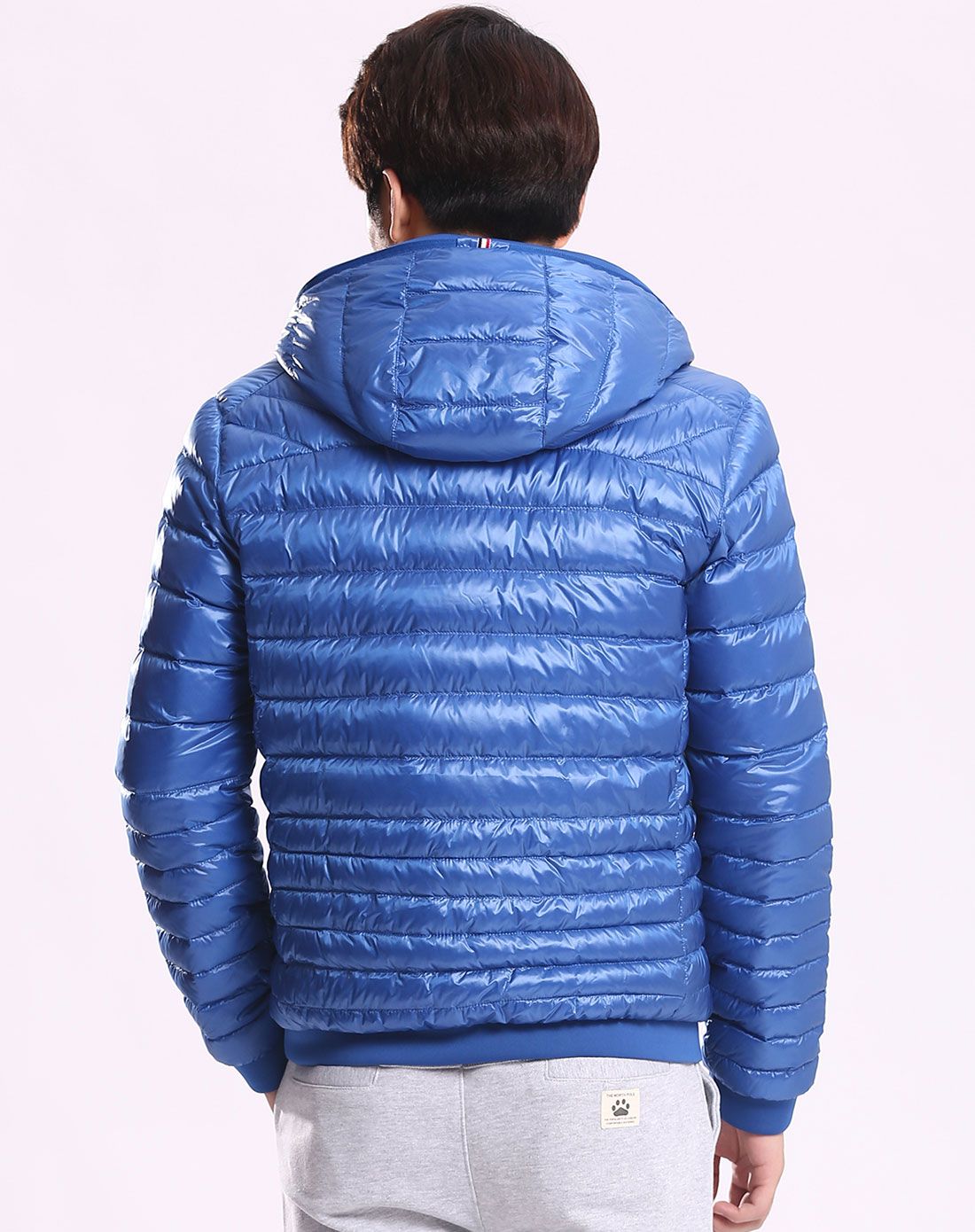 男士蔚蓝色短款轻薄连帽休闲运动轻羽绒