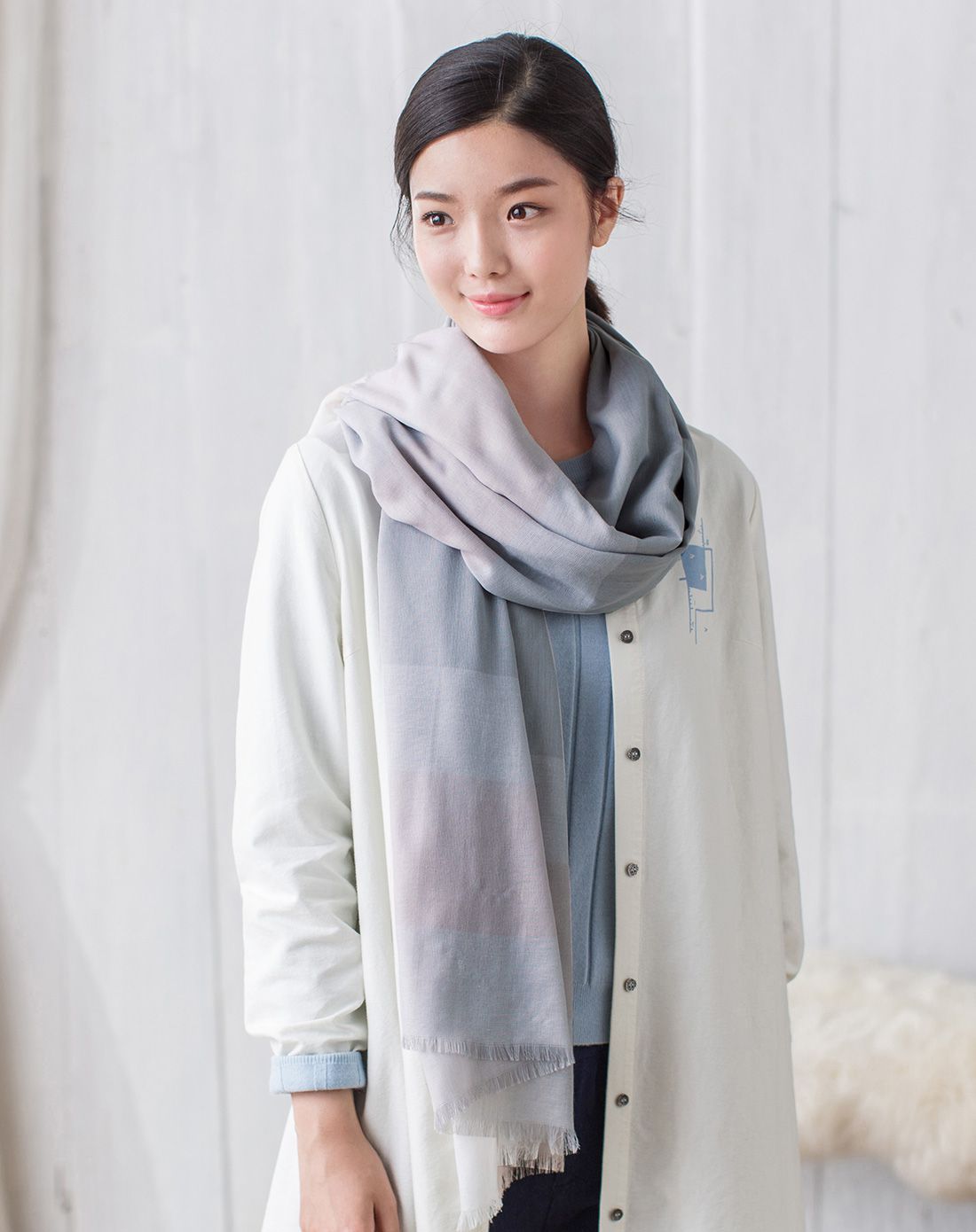 茵曼 浅灰杏雪纺毛边渐变围巾百搭披肩两用秋冬季薄长