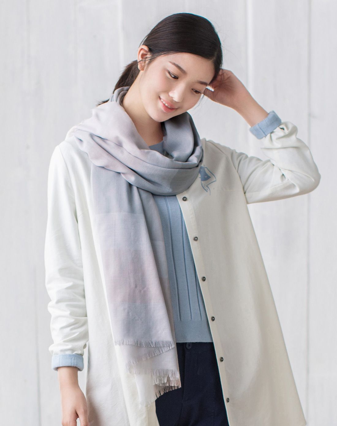 茵曼 浅灰杏雪纺毛边渐变围巾百搭披肩两用秋冬季薄长