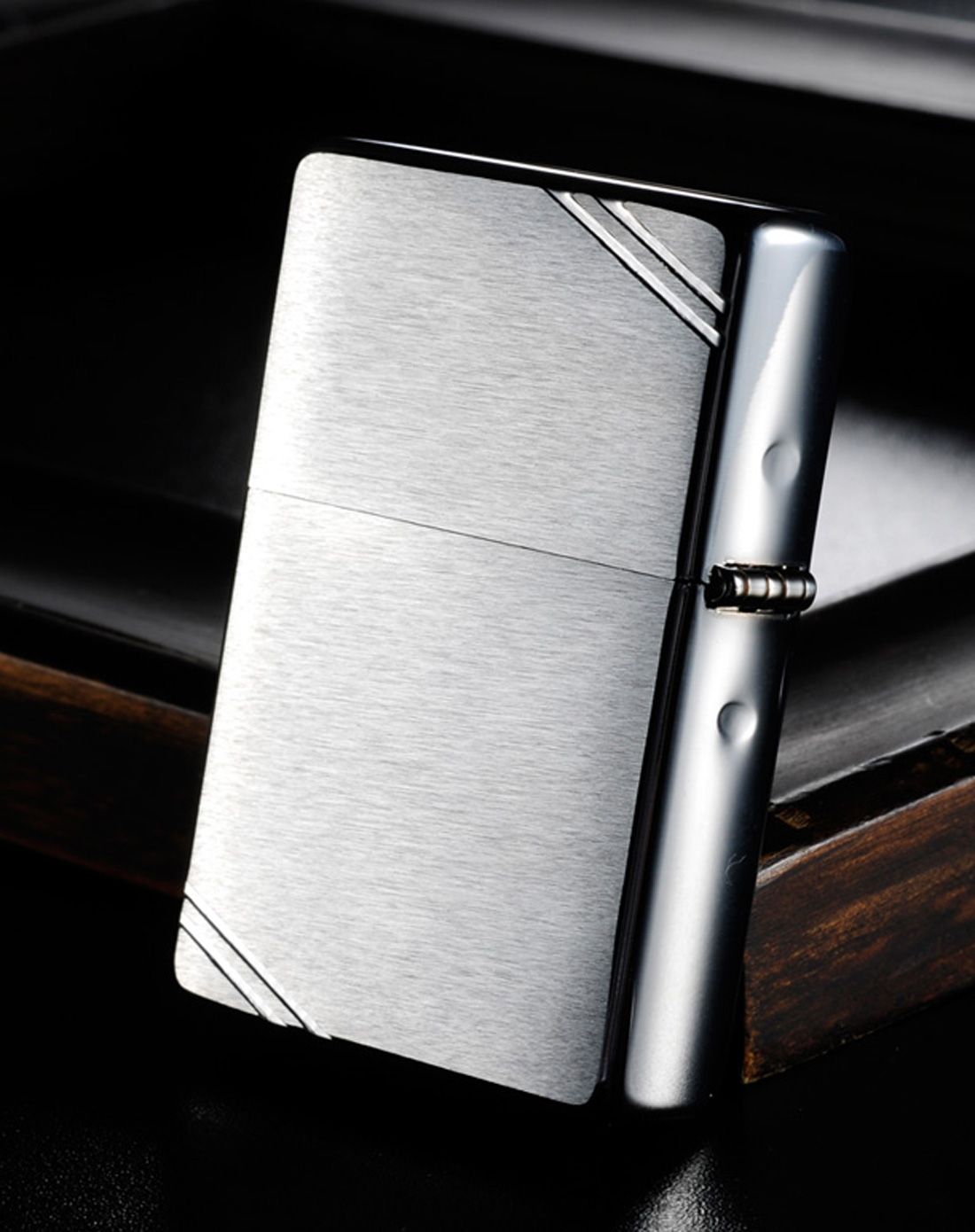 zippo 古典切角沙子 - 拉丝镀铬, 钻石刀刻