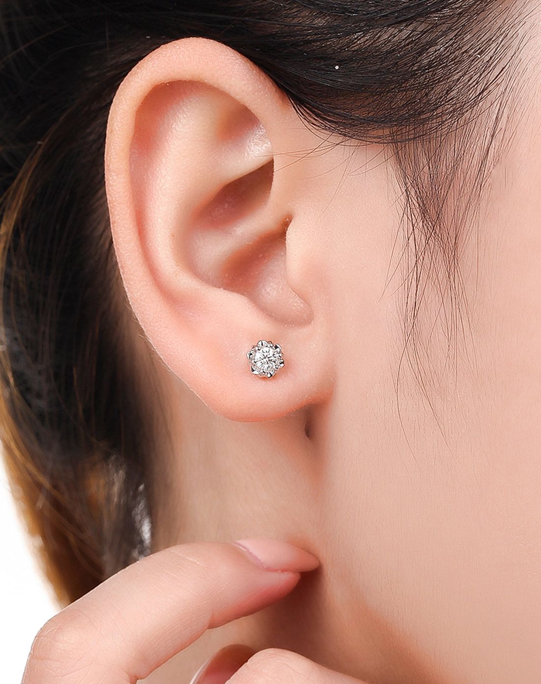 周六福 30分白18k金钻石耳钉