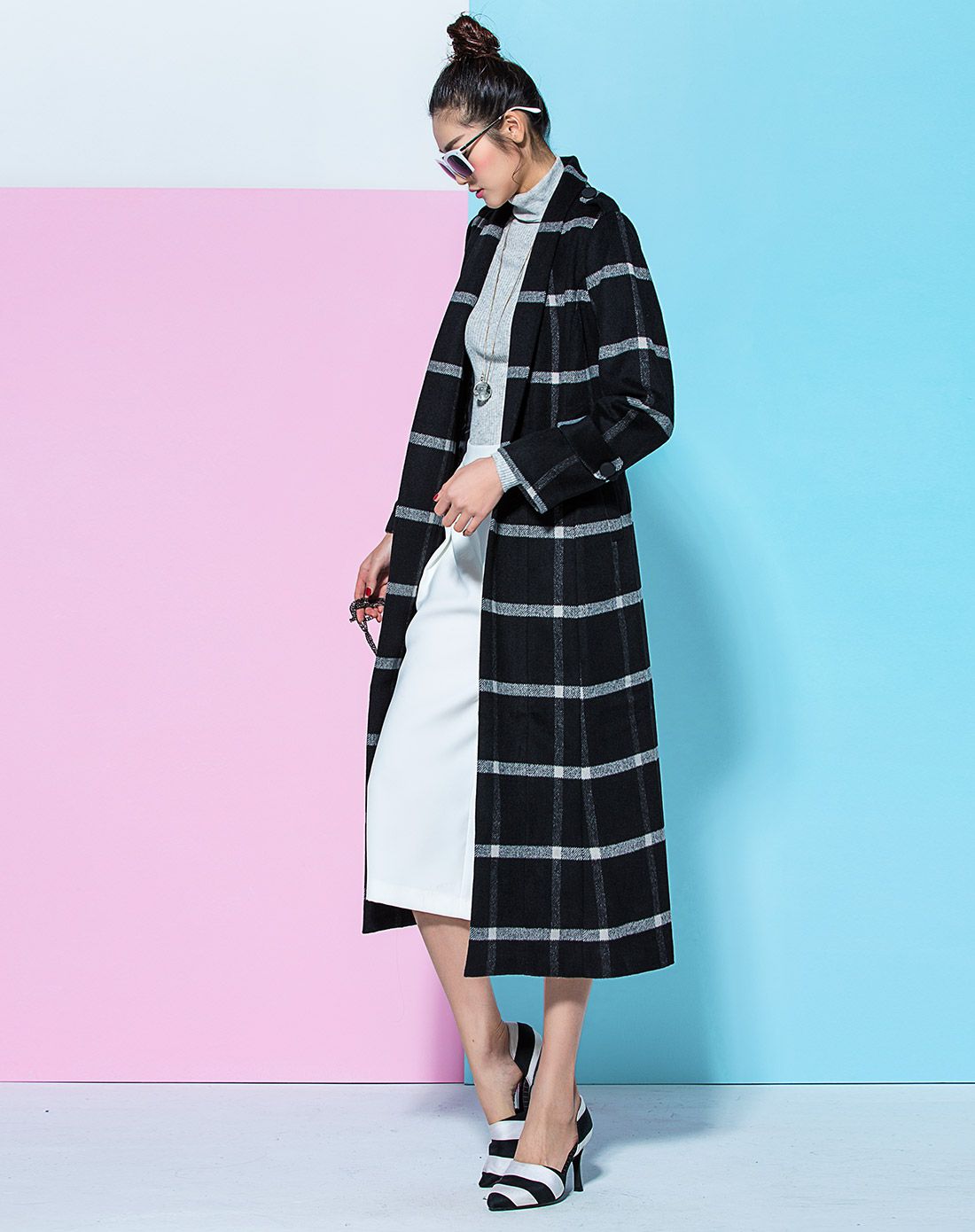 女性简约黑格大衣