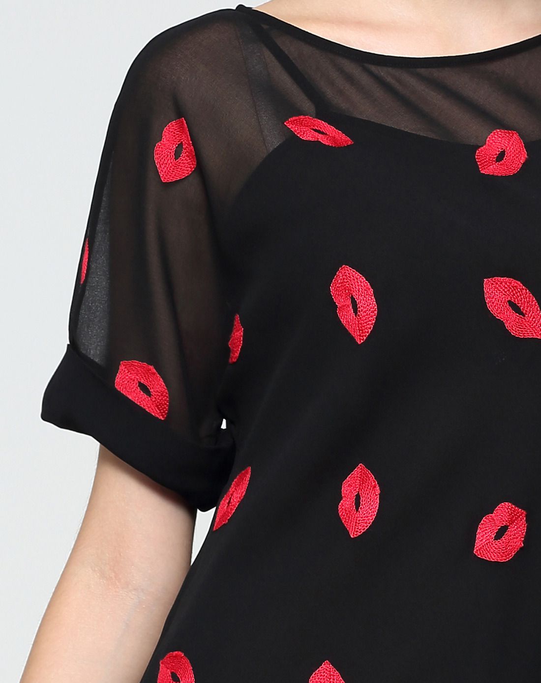 吴毅 黑底妩媚红唇刺绣微透吊带两件套连衣裙