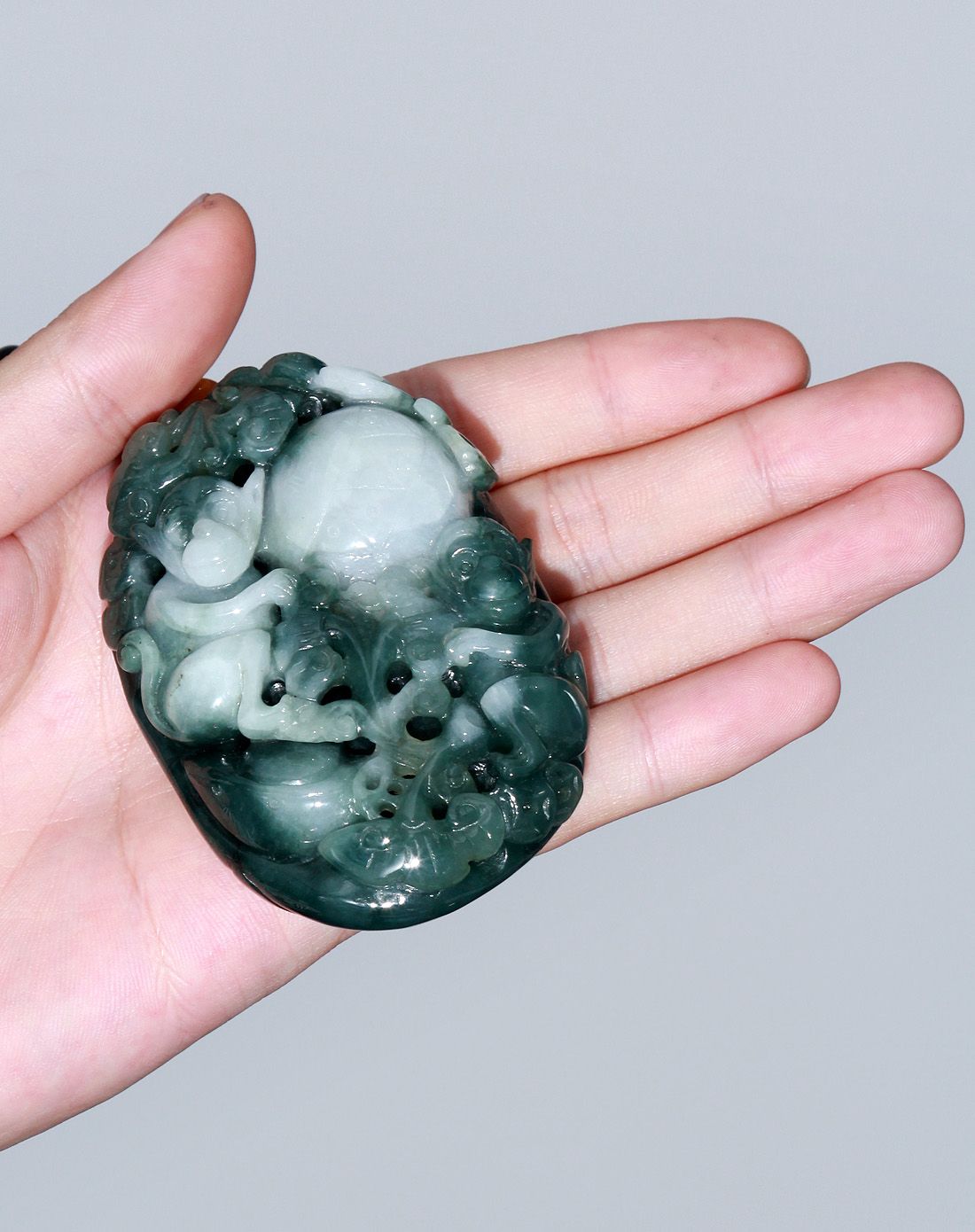 油青种巧雕细腻饱满聪明伶俐天然a货翡翠手把件