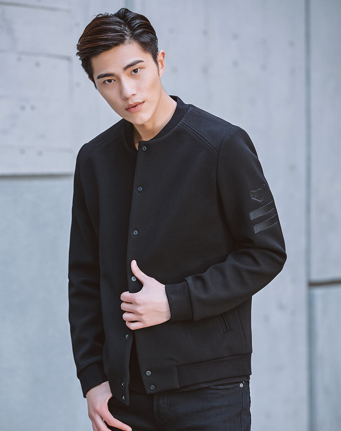 黑色棒球领休闲夹克