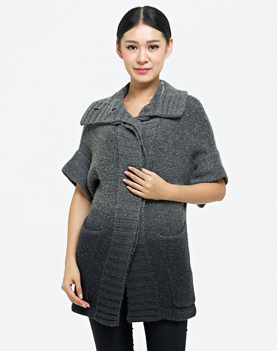 灰色大开领针织衫