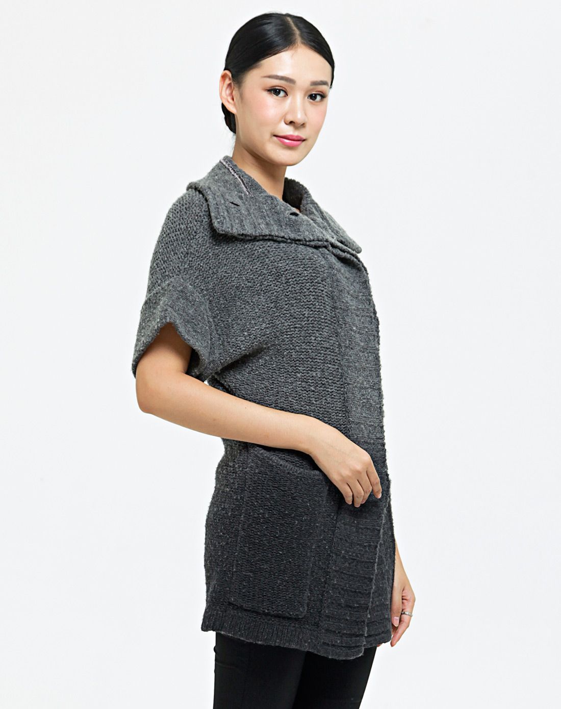 灰色大开领针织衫