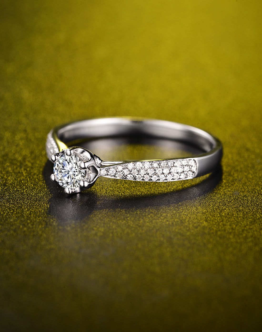 佐卡伊 小七系列白18k金共30分主石f-g色钻石女戒