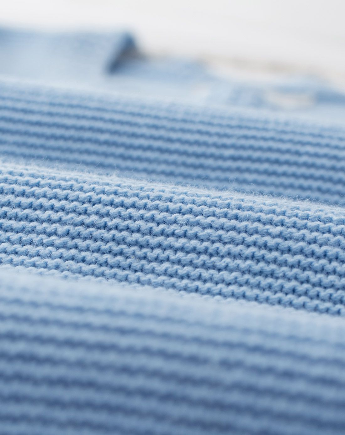 浅蓝色淑女圆领毛衣