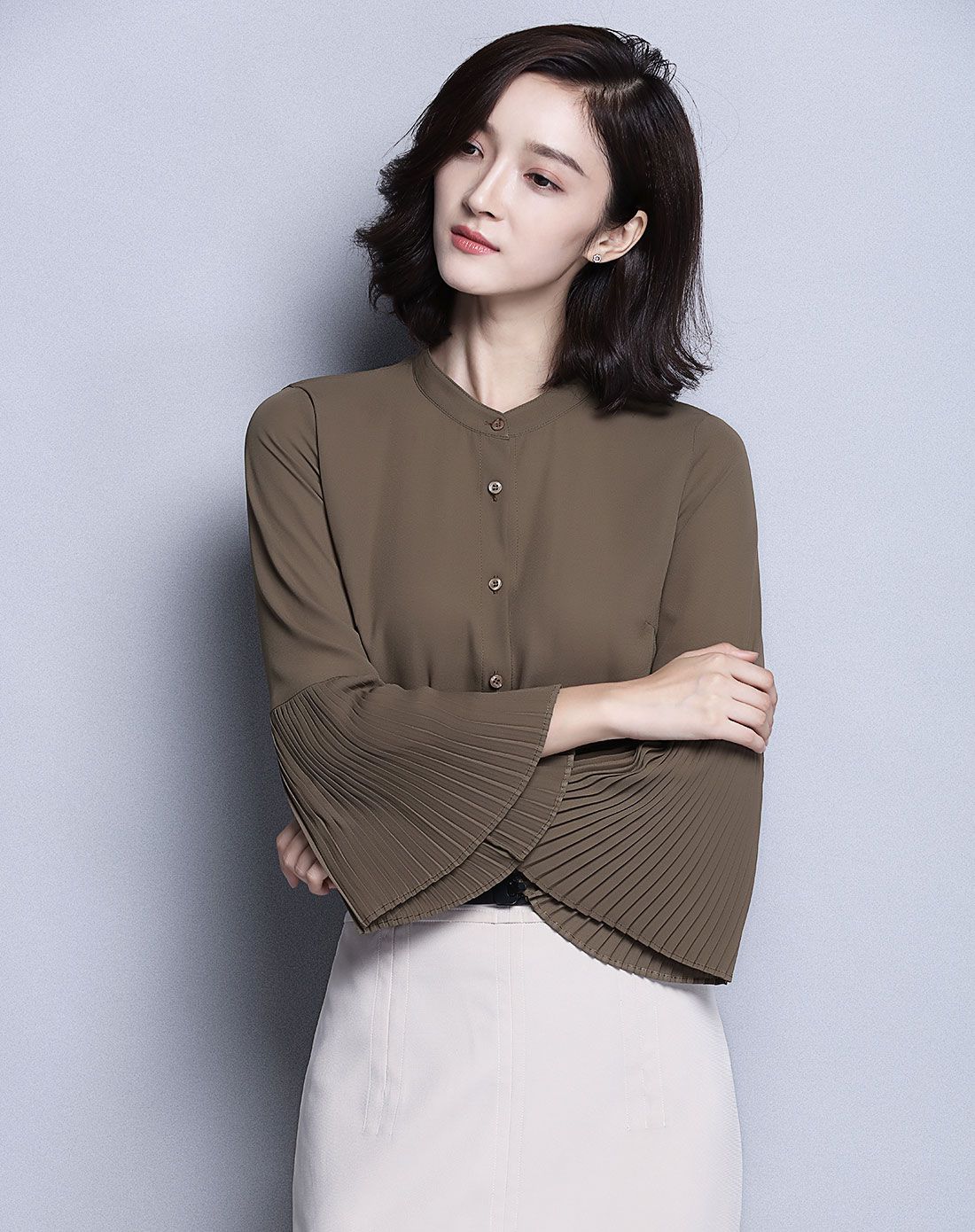 军绿色简约压褶喇叭袖口上衣