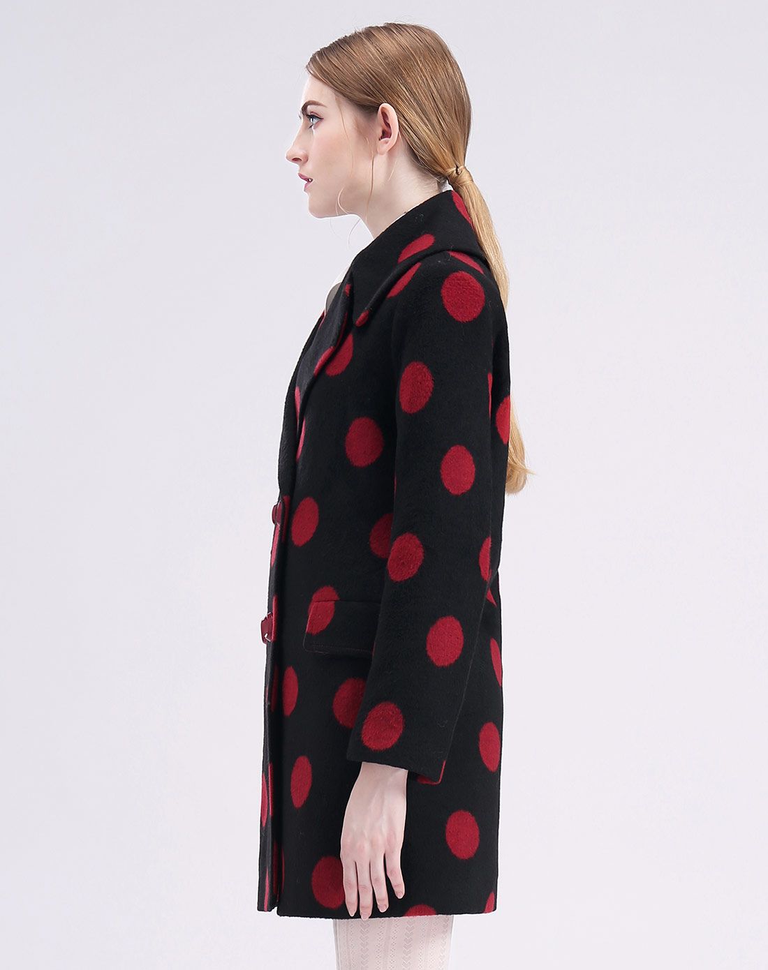 女式黑底红点毛呢外套