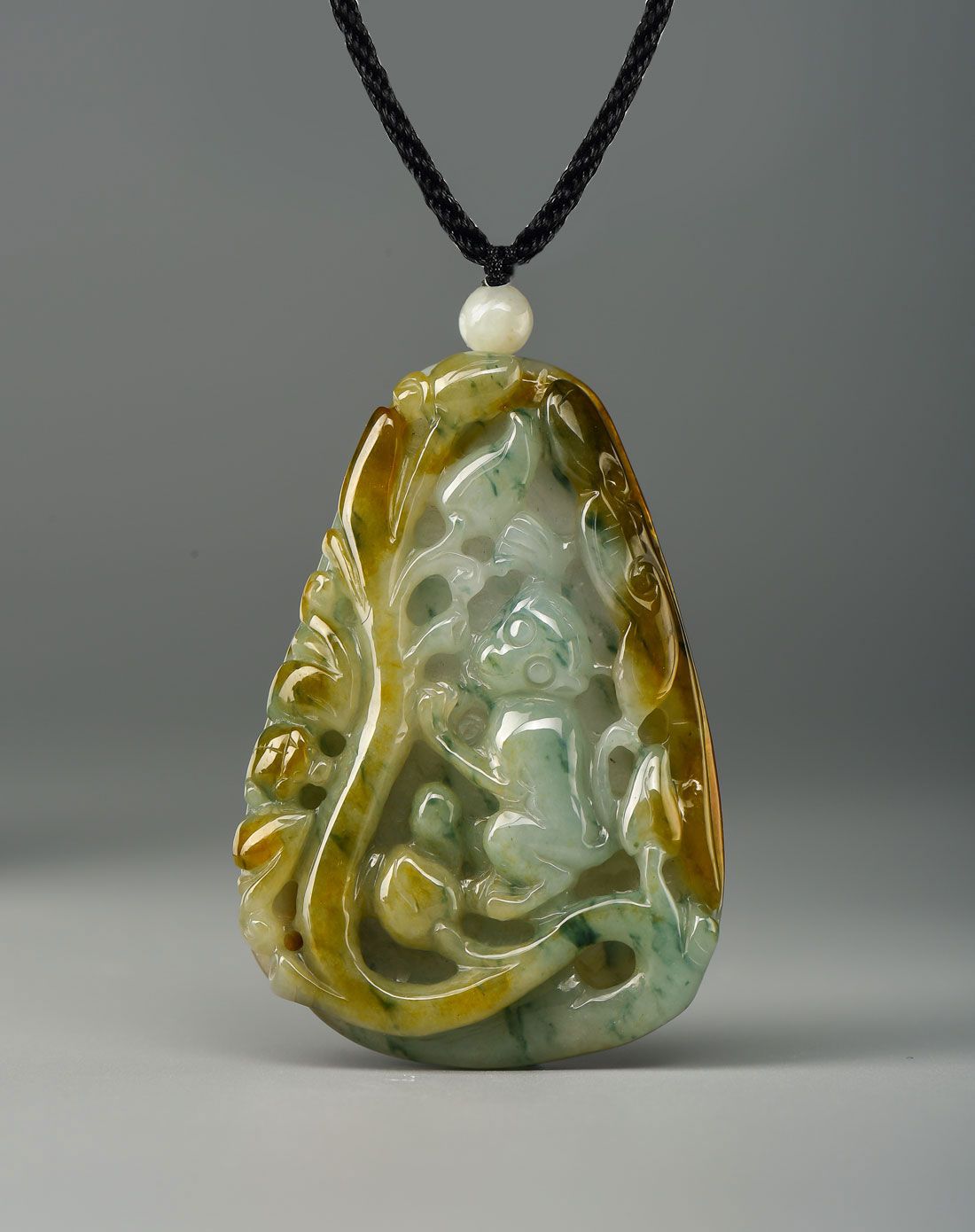 精雕灵气猴摘桃飘兰花天然翡翠吊坠