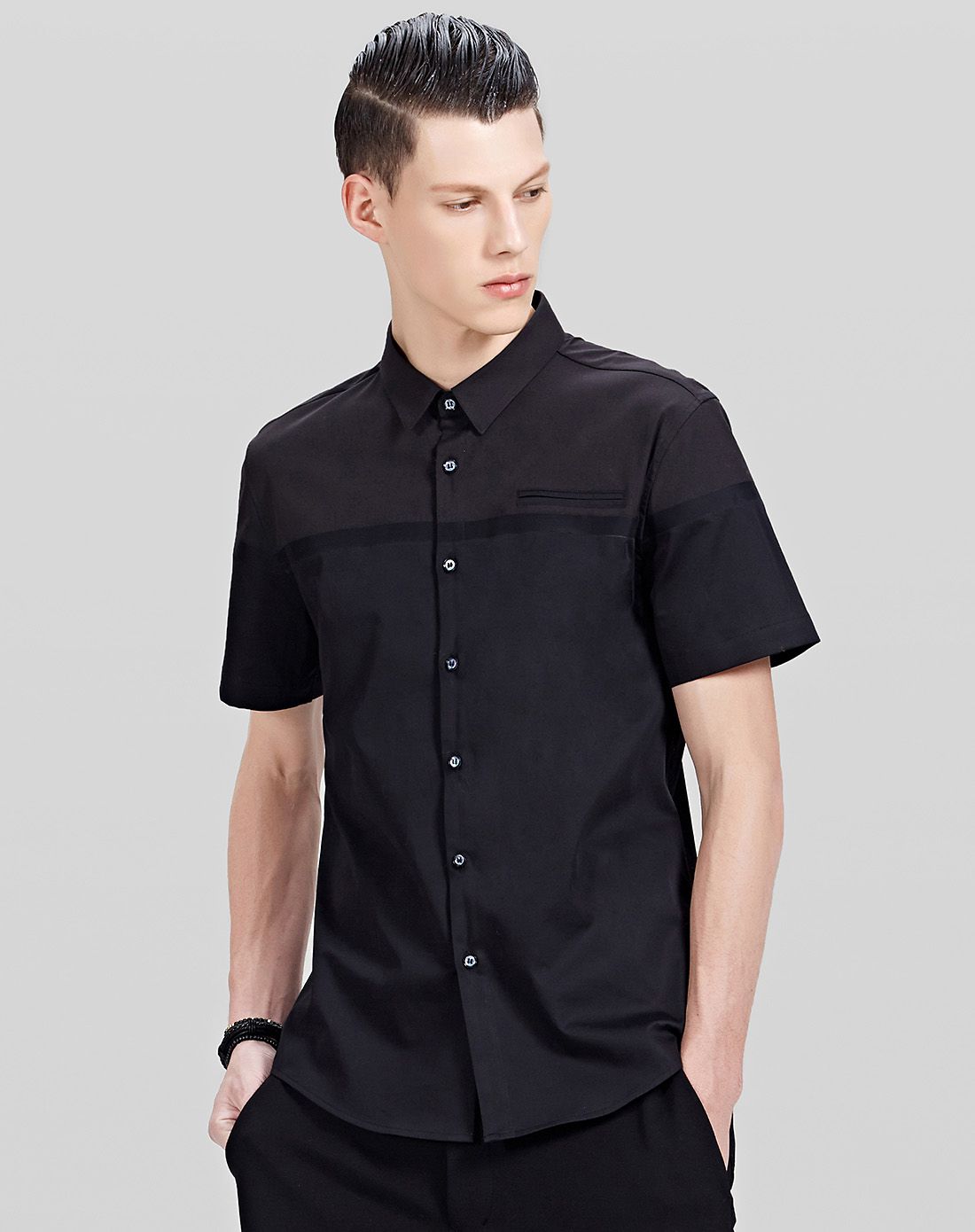 黑色胸前嵌袋短袖衬衫