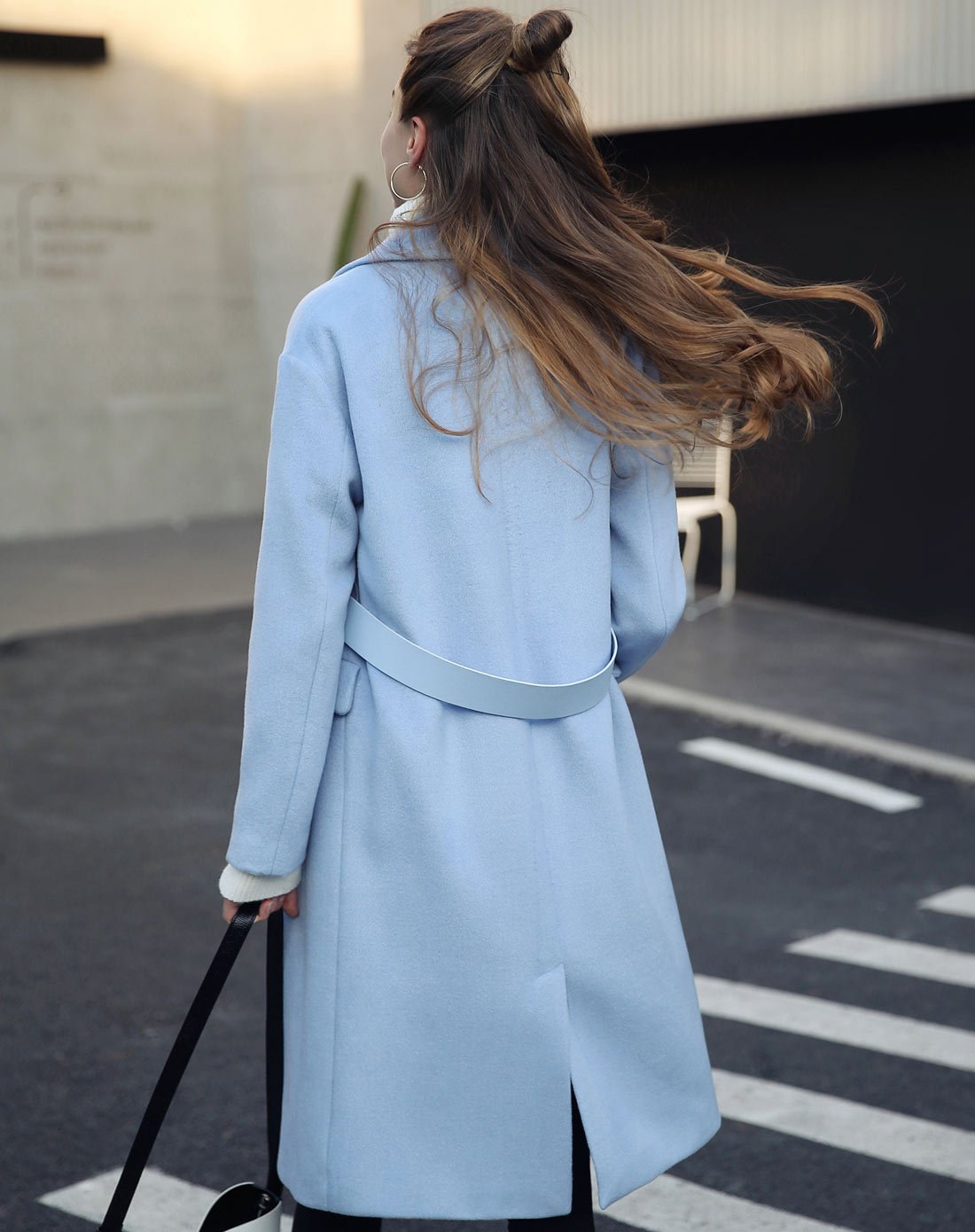 浅蓝色时尚收腰中长款呢大衣
