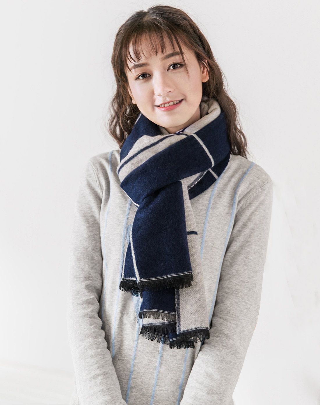 茵曼 藏蓝色英朗风格子大围巾秋冬季女士围脖空调披肩散边