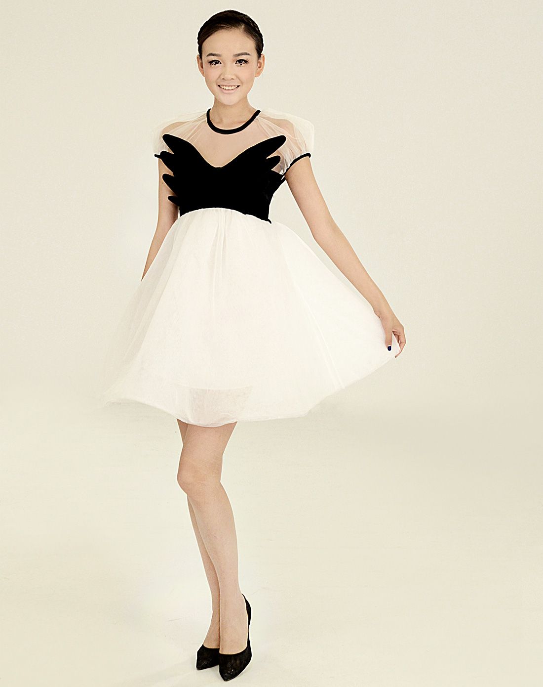 李薇《女神新装》魅惑黑天鹅系列圆领网纱泡袖立体拼接高腰蓬纱裙摆