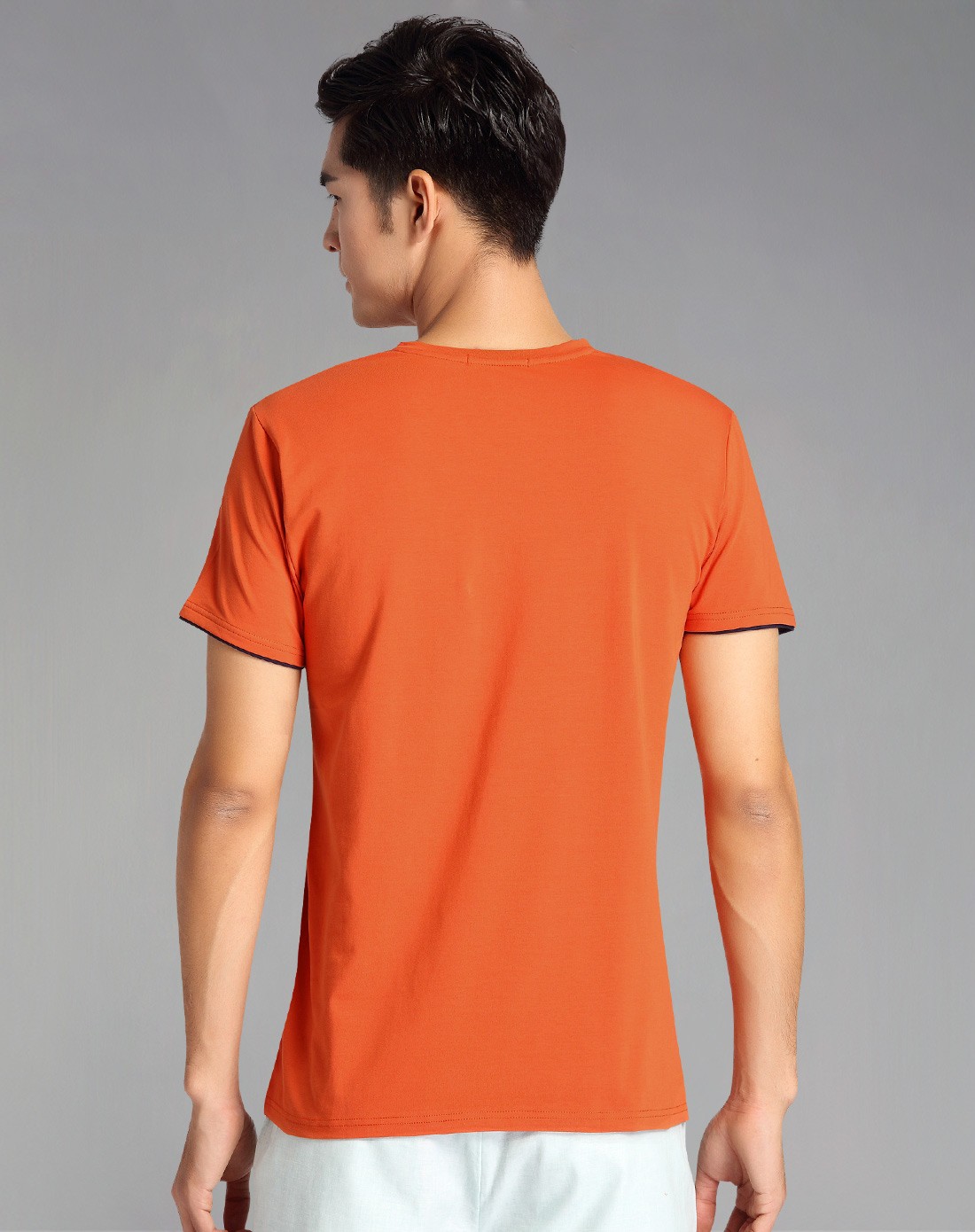 深橙色v领印花短袖t恤