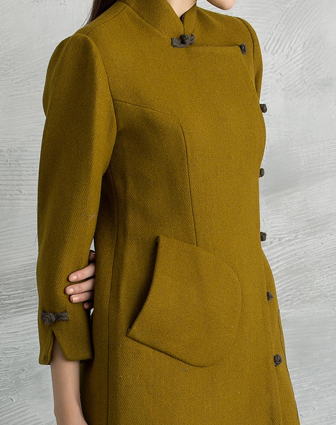 女性棕褐色外套