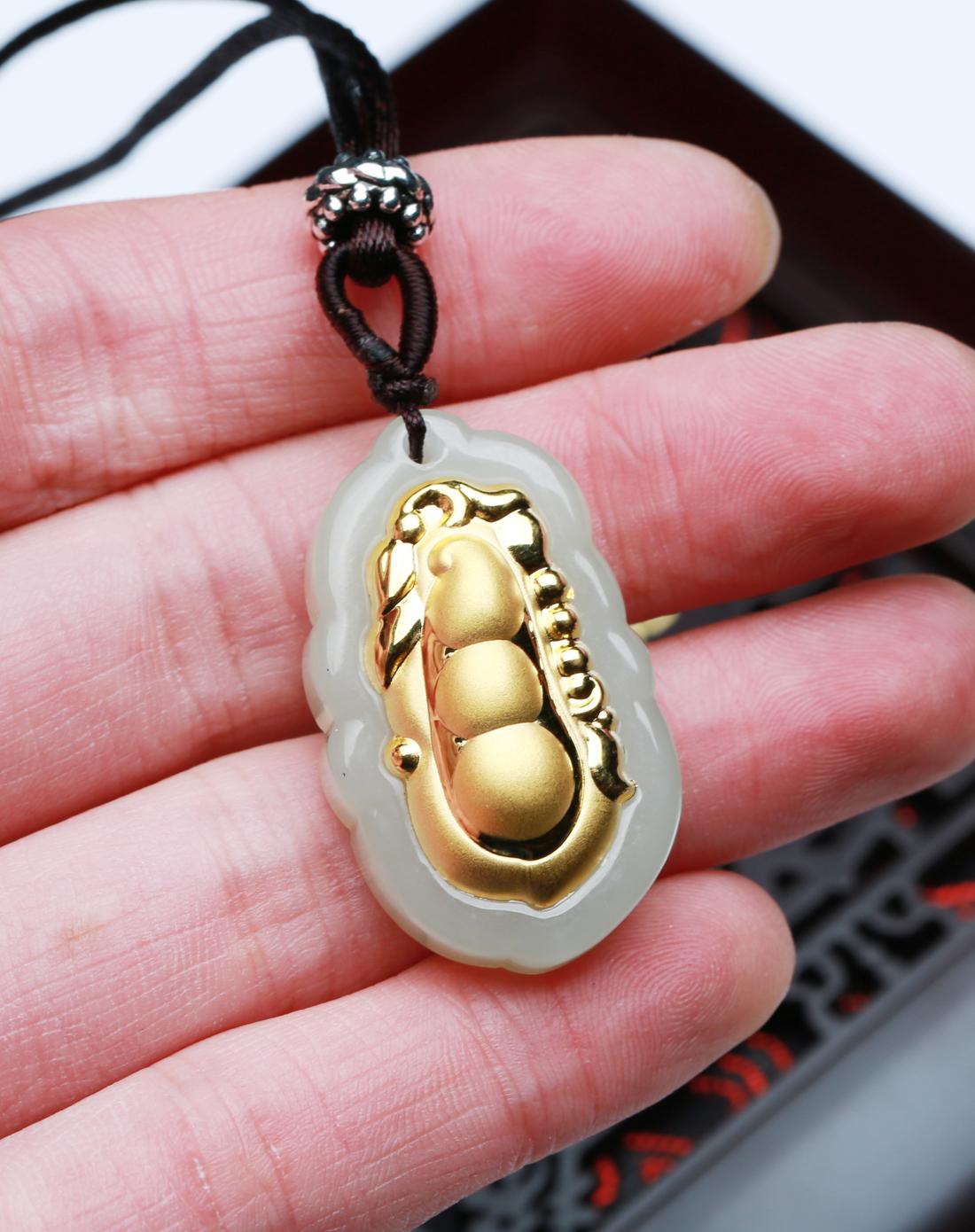 足金镶天然和田白玉四季平安豆吊坠