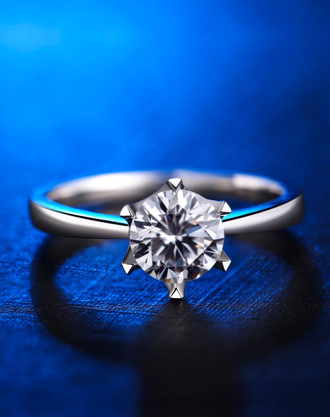 周六福 白pt950铂金fg色30分经典六爪钻戒