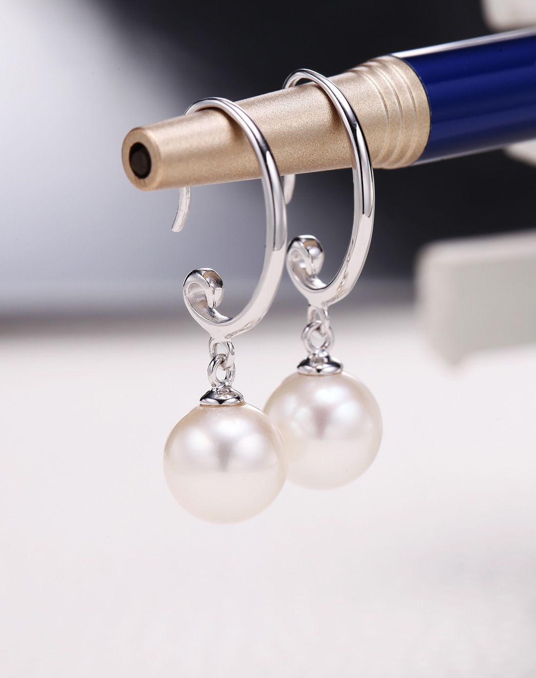 千足 雅媞 淡水珍珠银挂钩耳饰